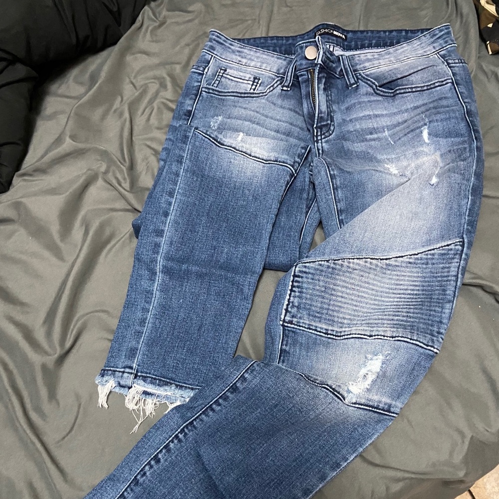 Ankle distressed women jeans